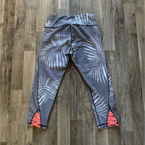 Old Navy Active Women's Go Dry Fitted Capri Leggings Floral Black